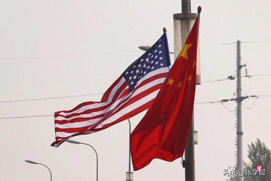 新加坡联合早报今天报道：“美国总统特朗普出访中国当天，中共中央机关报《人民日报》
