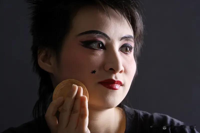 生活中的三种形态：
不由自主，演员，导演。

1️⃣无明不觉，只能不由自主，自动