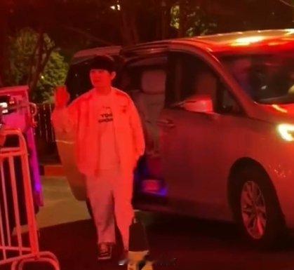 Rookie和阿水也到了，各队队长齐聚苏州，准备待会的选队仪式2025LPL 英