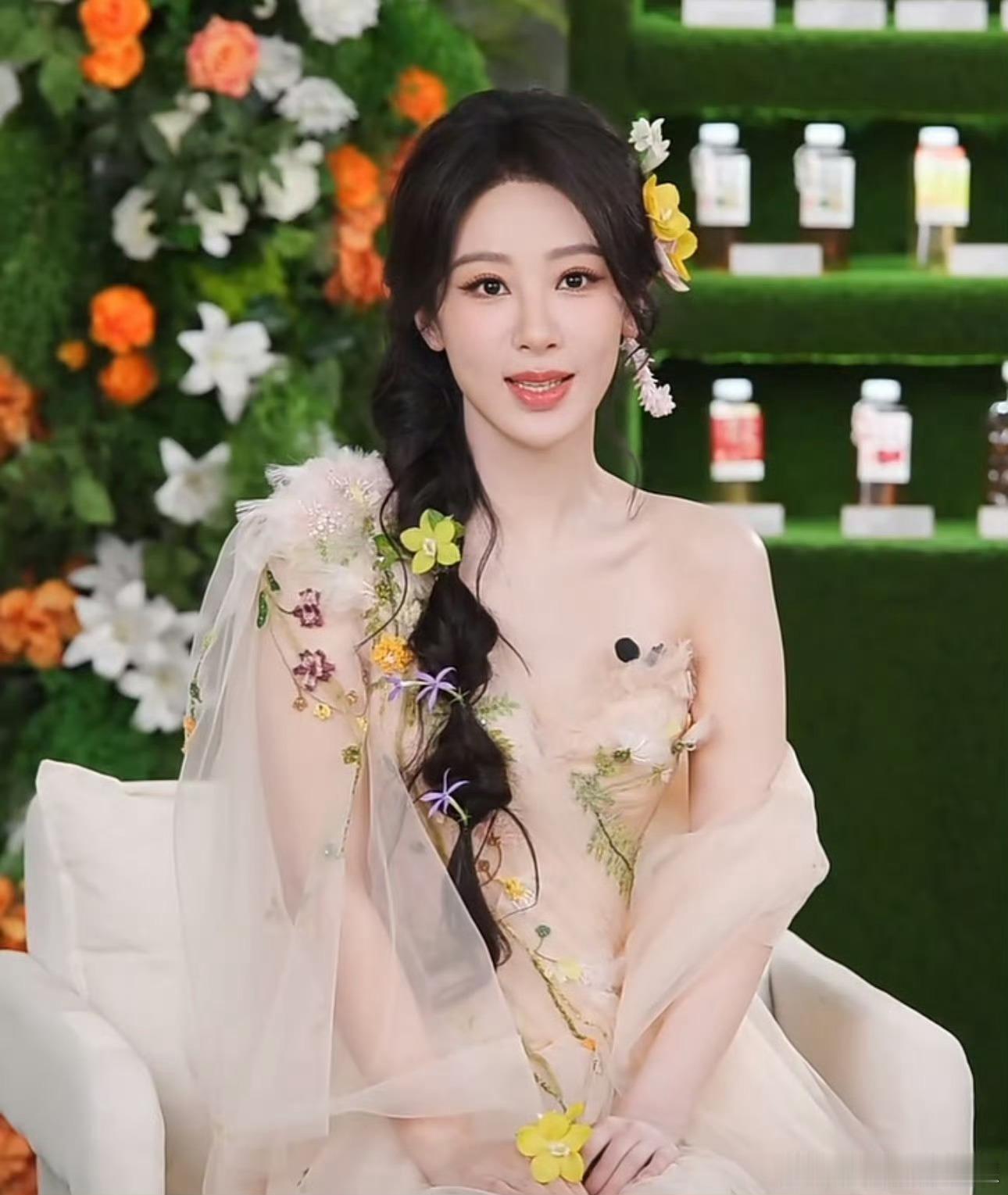 杨紫鲜花侧编发杨紫鸡蛋花侧边编发杨紫鸡蛋花侧边编发好美，芜湖 