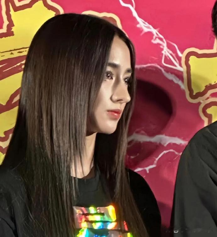 李宛妲她是混血吧，所以鼻子高也是挺正常的，但确实挺漂亮的，鼻子高还会影响找角度吗