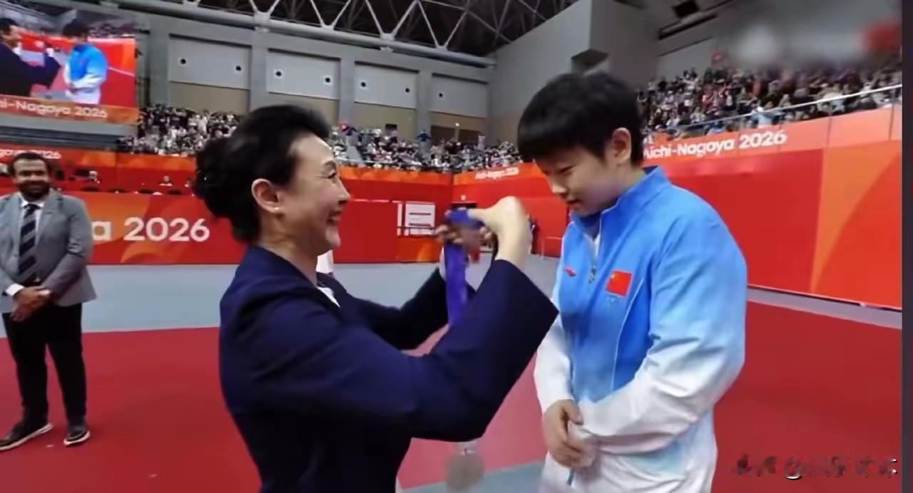 颁奖台上出现一段暖心出圈对话。李玲蔚为孙颖莎挂上银牌后，笑着送上祝福，并许下约定