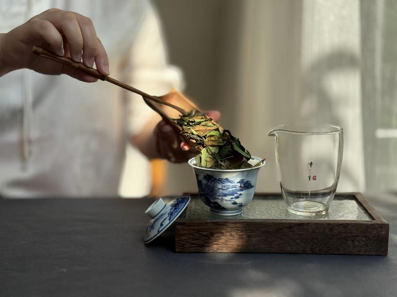 为什么现在很少看到一体式茶台了？
一体式茶台，也就是多功能茶台。
不仅配备烧水壶