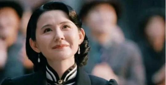 “收视第一，评分4.2，这剧怎么火的？
”
观众边骂边追，遥控器最诚实。
女主做