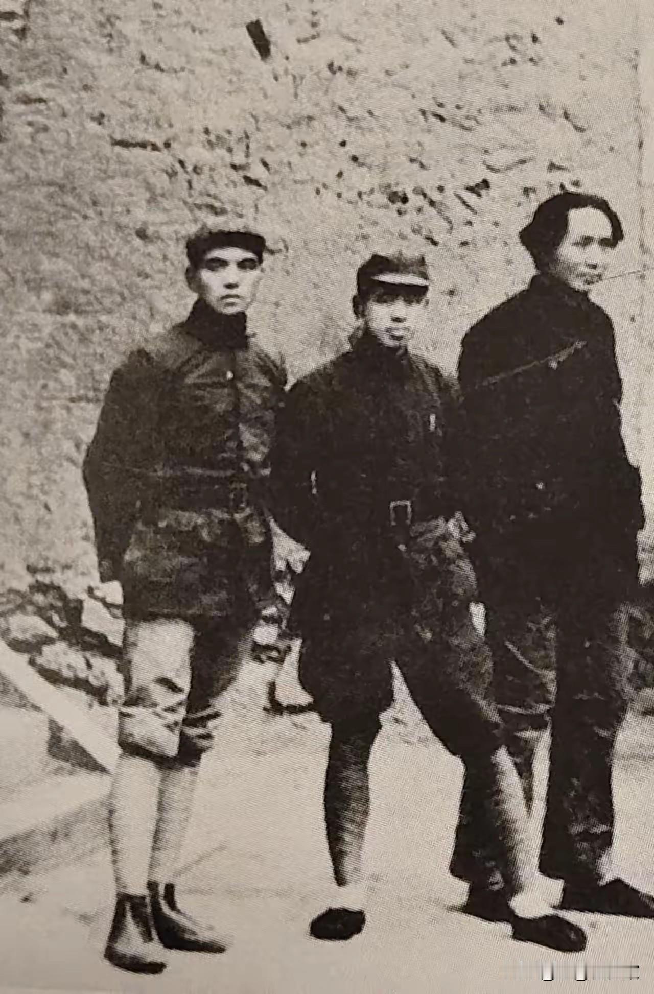 这是1937年五月延安拍下的珍贵老照片，陈伯钧、王震两位将领同毛主席一同合影。彼