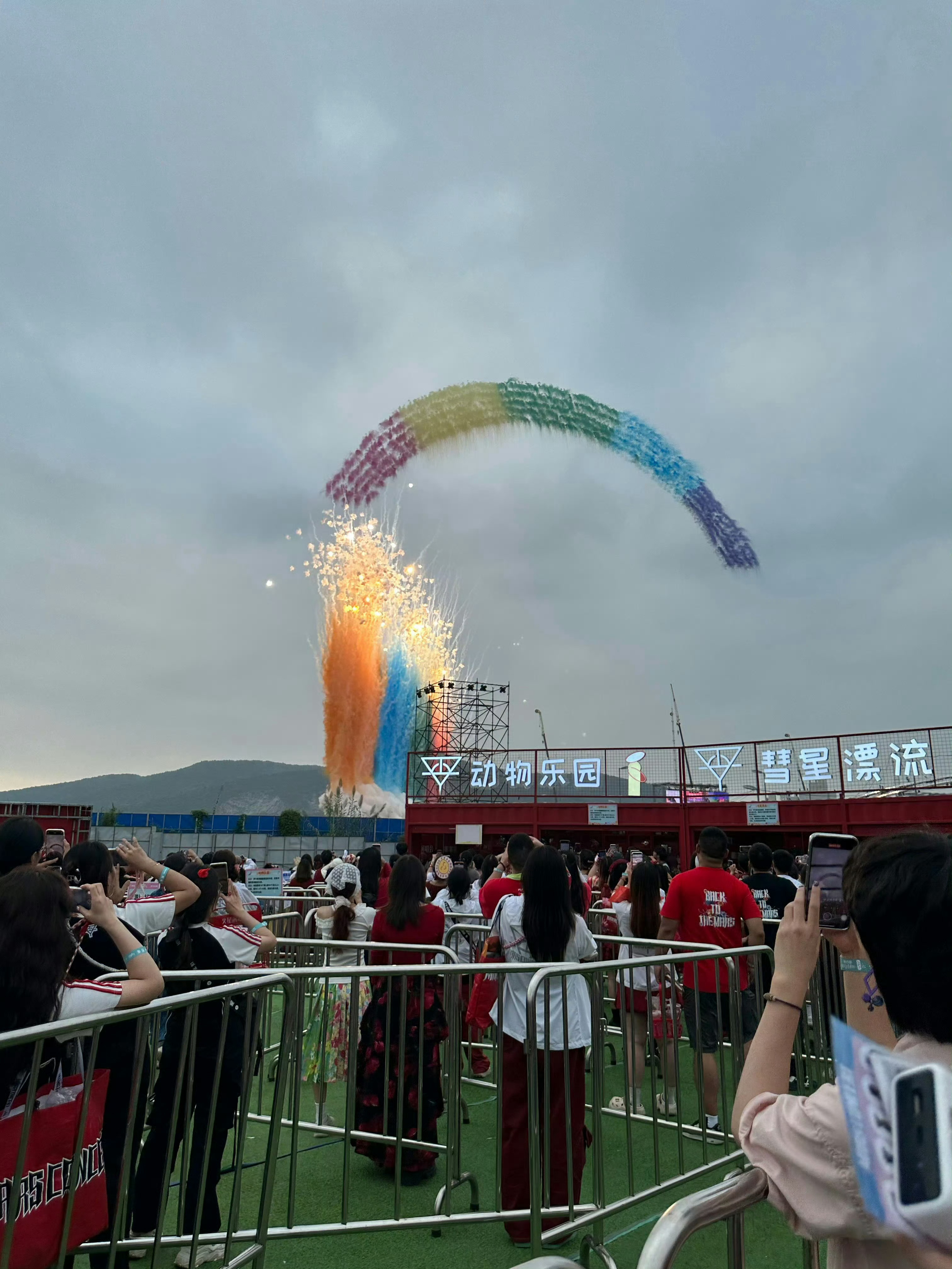 华晨宇无人机彩虹烟花秀烟花与无人机共舞，心跳和鼓点同频，这浪漫谁能抗拒，不来真的