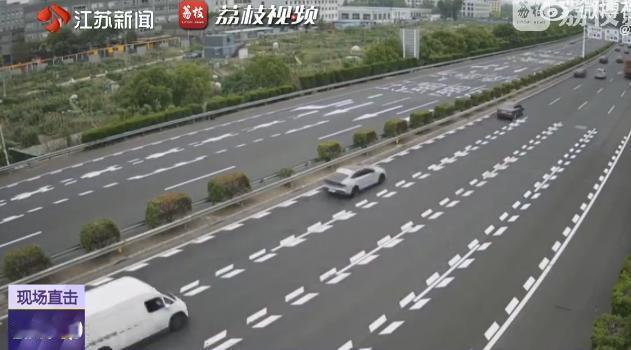 在沪陕高速扬州段，一辆满载钢筋且未采取任何固定措施的大货车在行驶中，车上两根钢筋