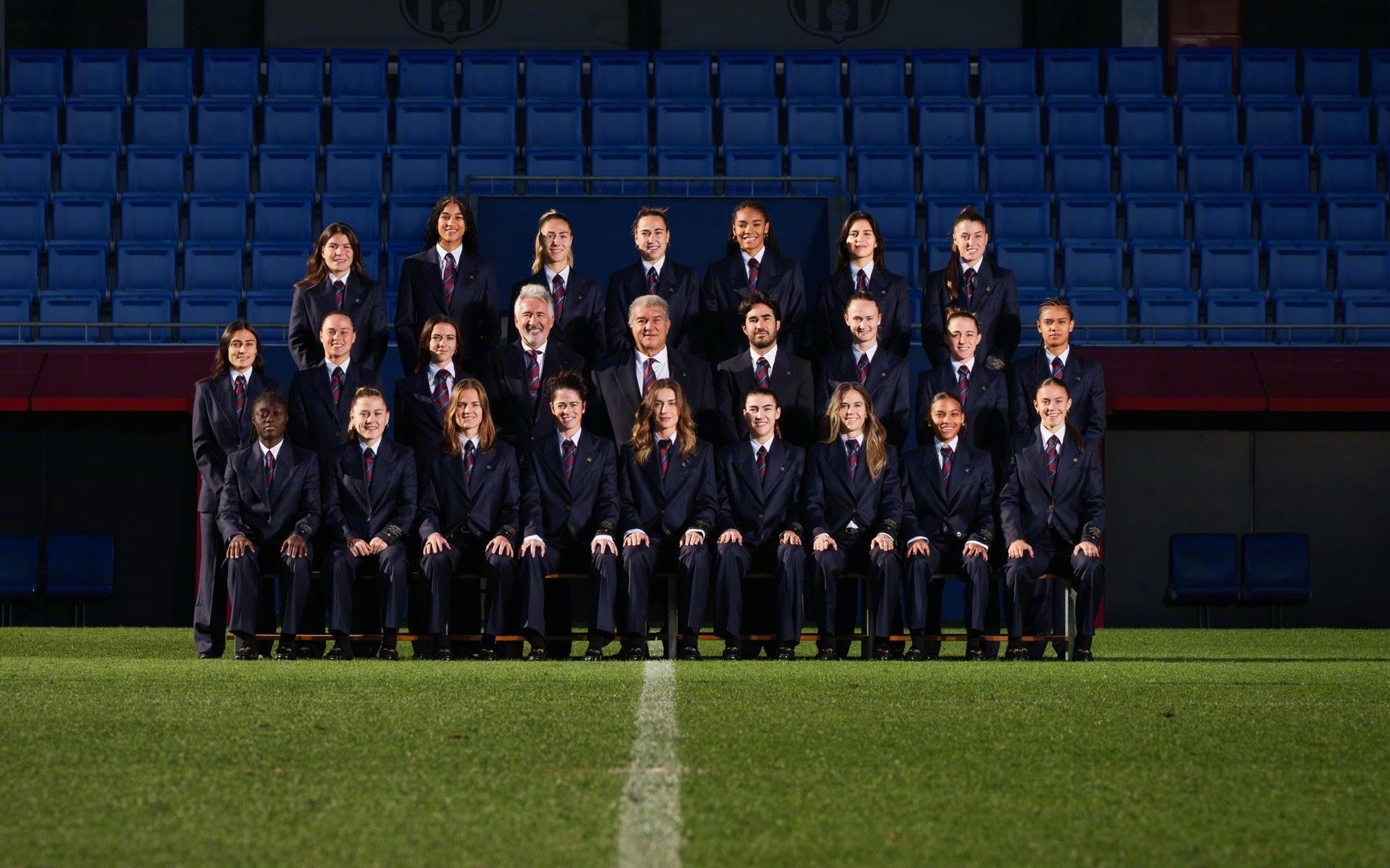 红蓝倩影 25/26赛季巴萨女足正装全家福📸巴萨  🔴🔵ForçaBarç