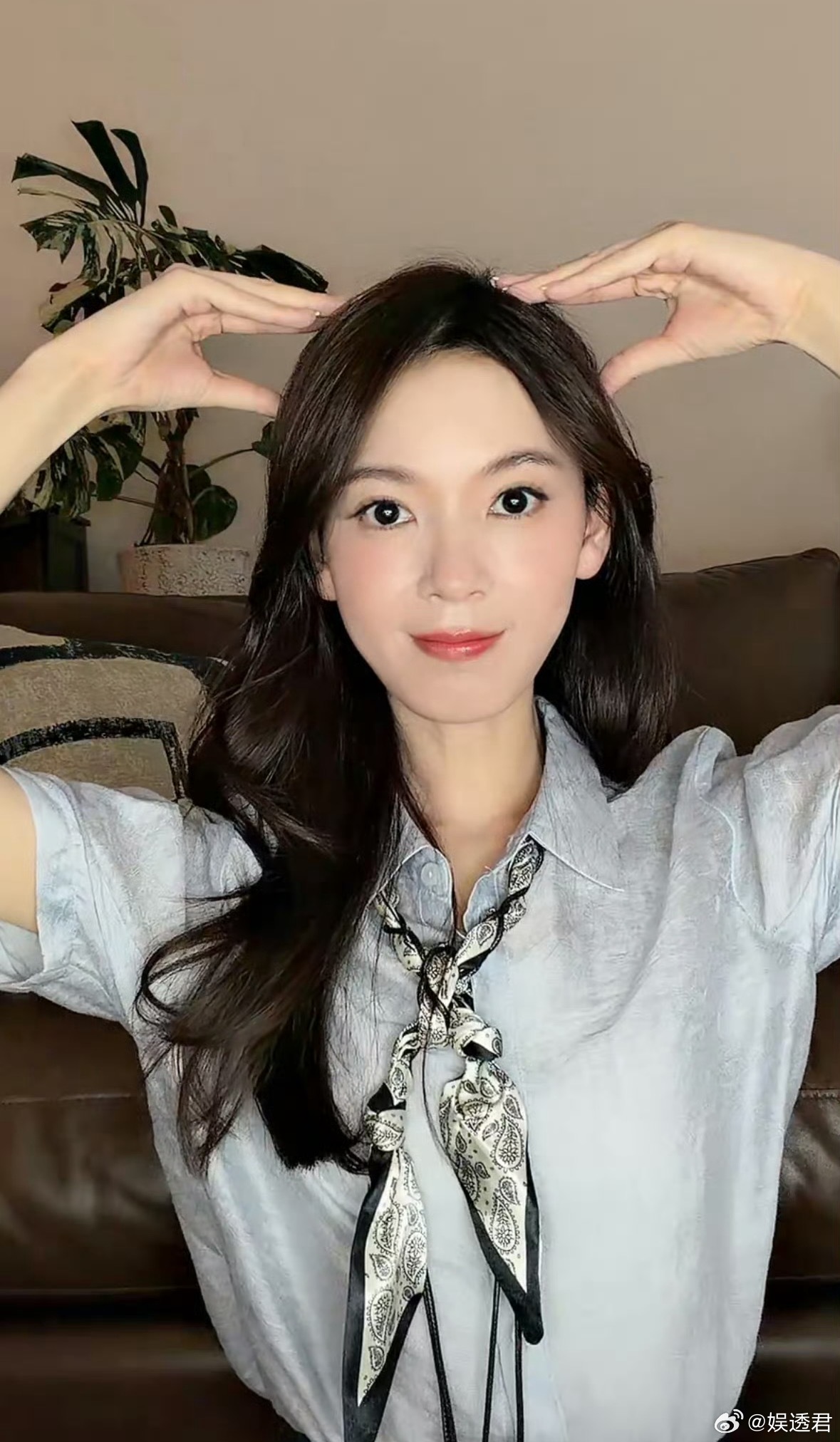 陈瑶出道十一周年直播 陈瑶出道十一周年直播太有节目了！为粉丝献唱《向光》感动满满