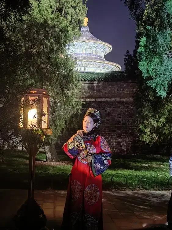 赏国风美人入镜，

配天坛祈年殿美景，

美女配雄殿，

夜色更阑珊。

冬日生