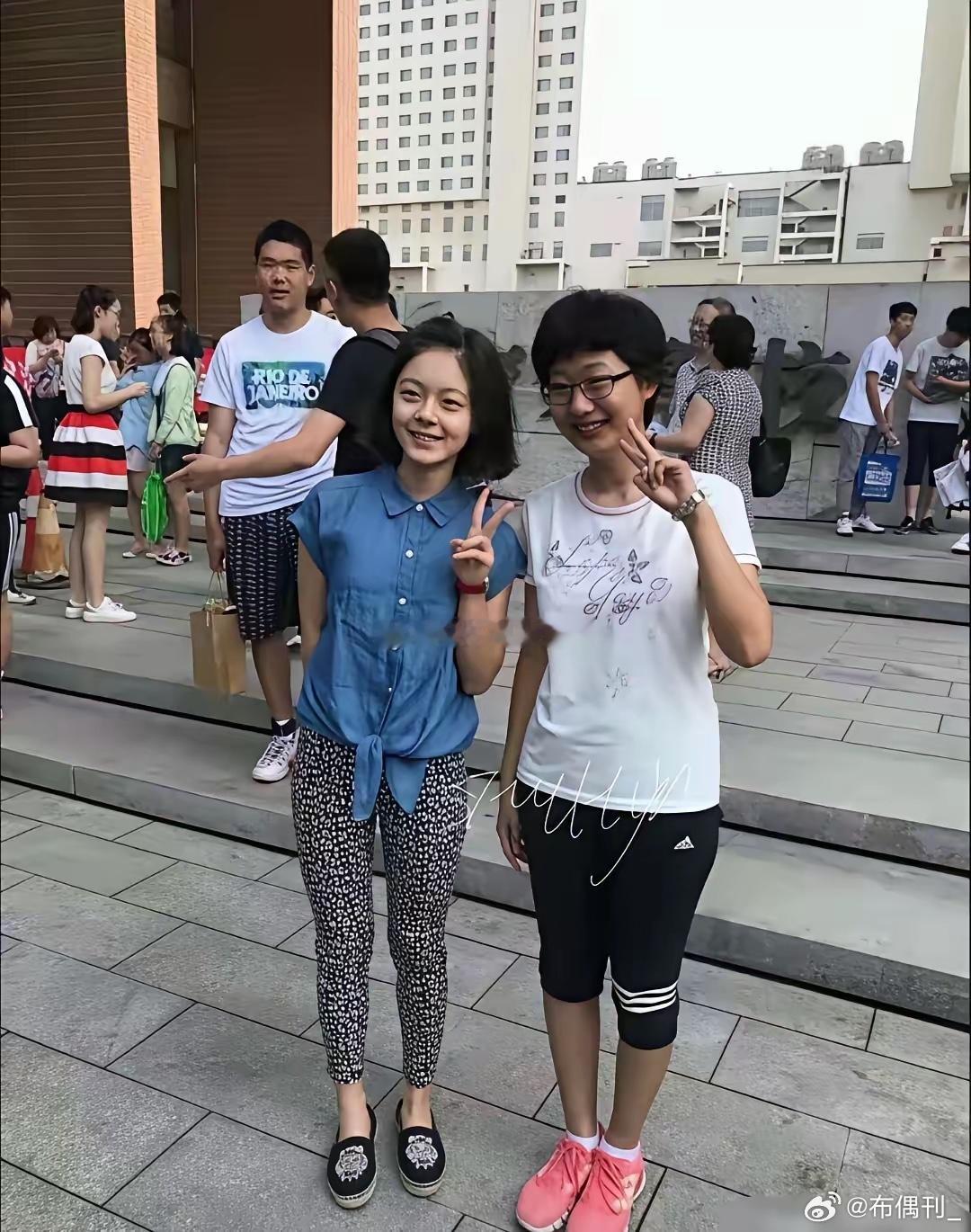 明星果然是明星！早期和同学们的合照完全不在一个图层里面。 ​​​
