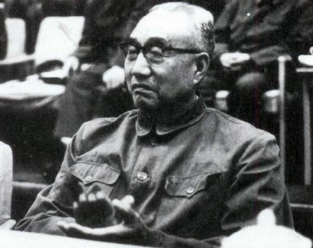 1990年,徐向前躺在北京301医院的病床上,紧紧握住李先念的手,道出了自己最后