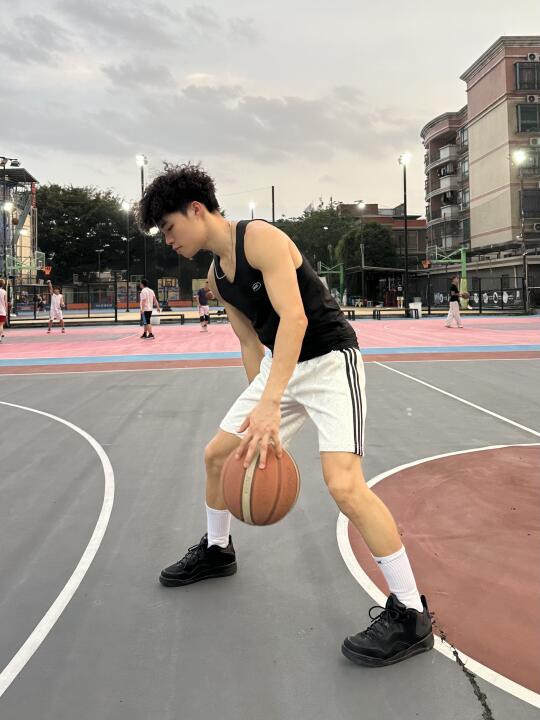 1️⃣80美式篮球弟弟