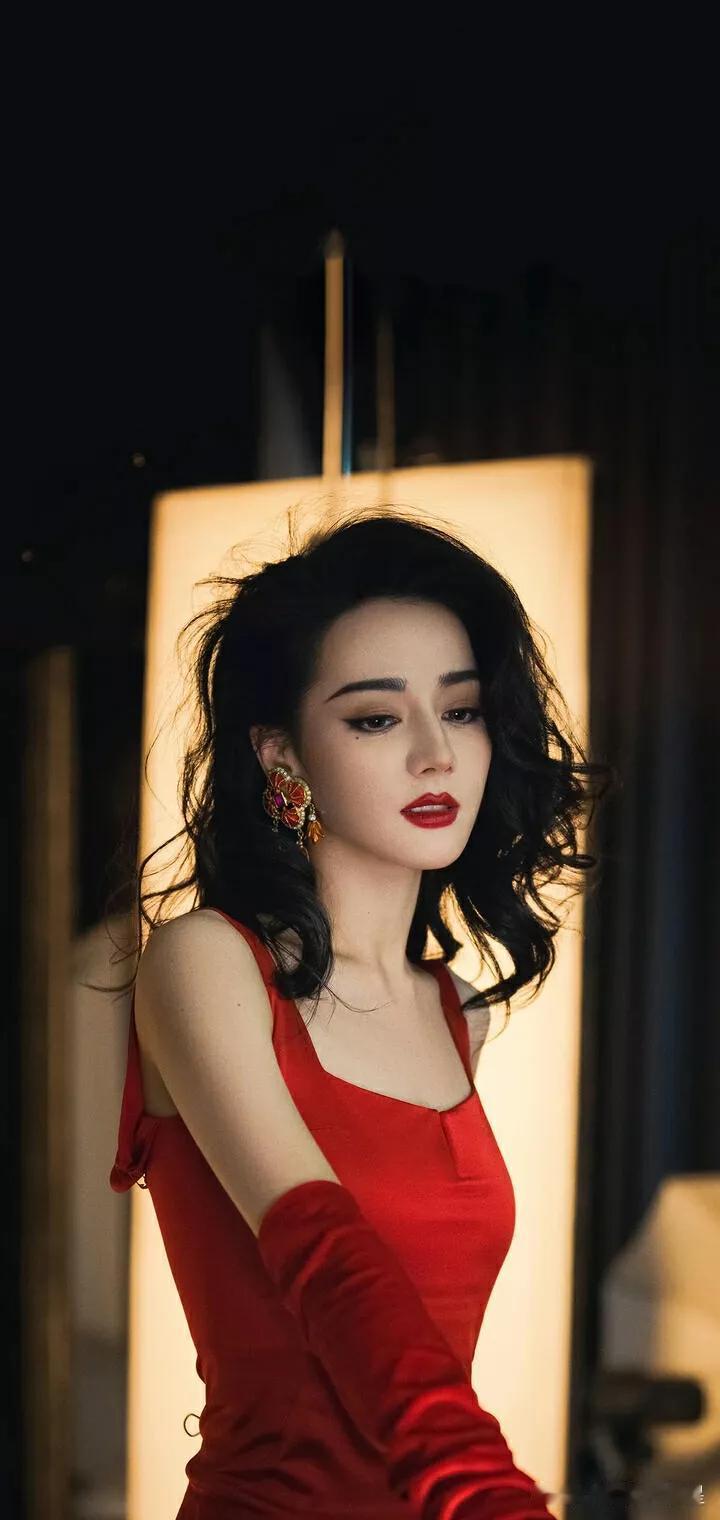 复古红裙，优雅迷人，复古妆容，魅力四射。