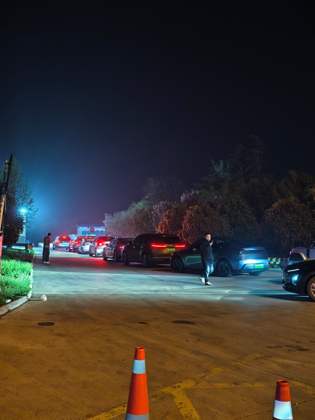 清明小长假高速上排队充电的电车大家还是很讲究秩序的 连云港·海州湾服务区(沈海高