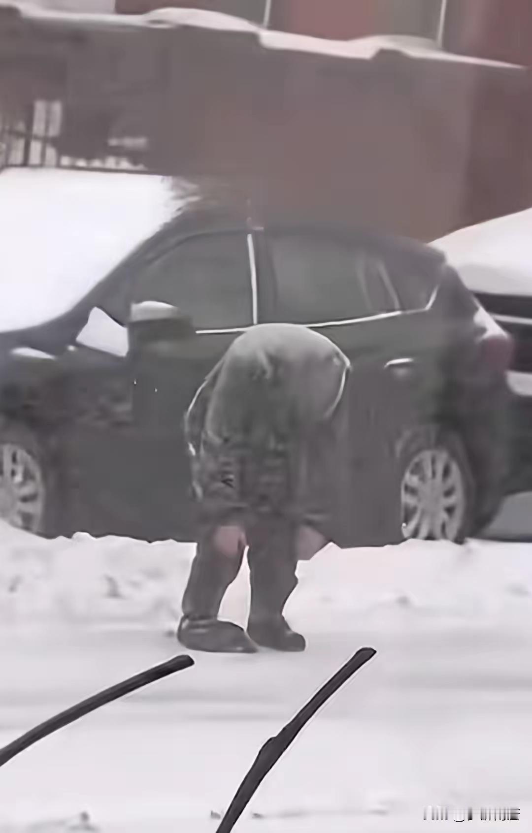 博主表示：肯德基当享太庙！

理由是他外出没有落脚地，在肯德基过了一夜！
图二是