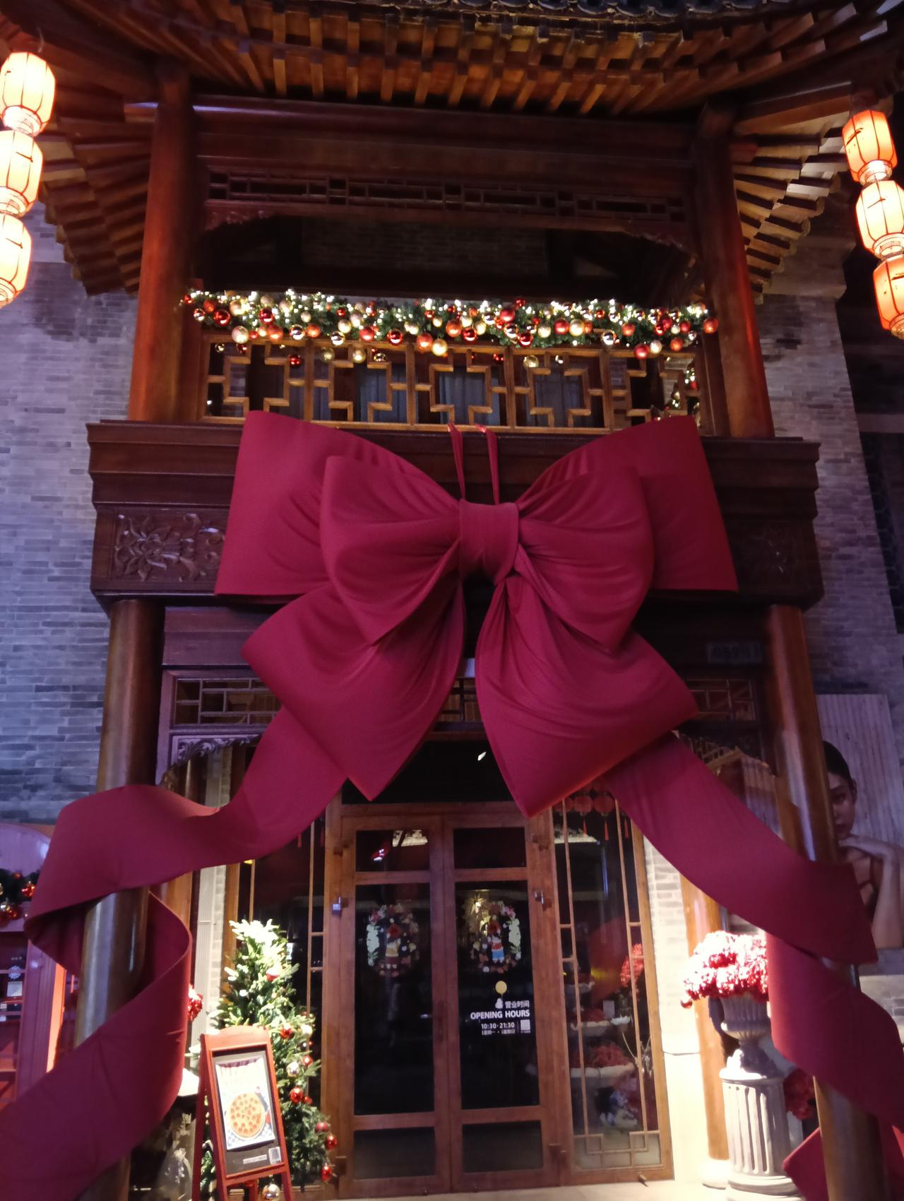 一次坐卧铺，上车时已经凌晨1点多，我候补的下铺，对面中铺空着，靠窗坐着一位老人，