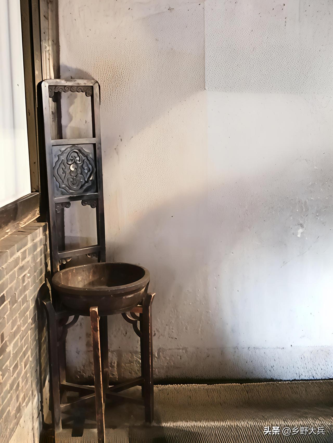老宅里发现着一台无名老物件，我敢保证见过的人不足一成？
 
这可不是普通旧家具，
