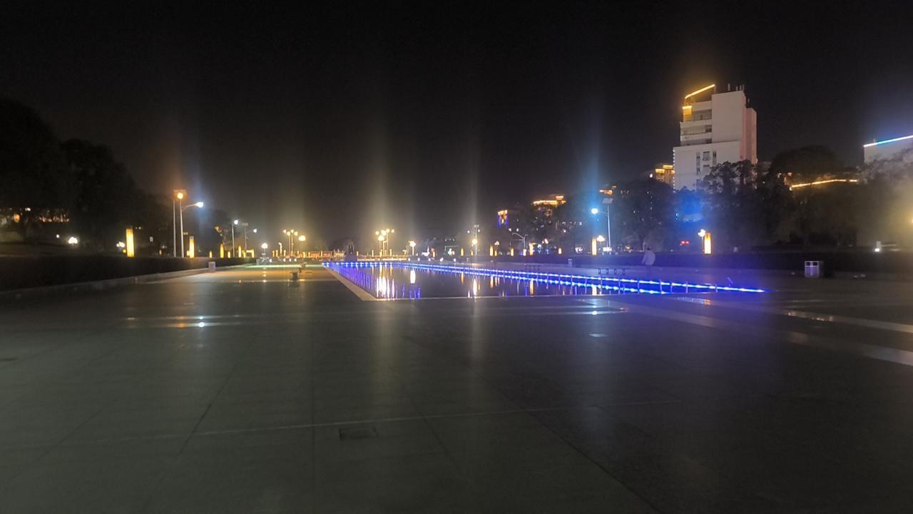 美丽动人的夜景，你知道是哪里吗？