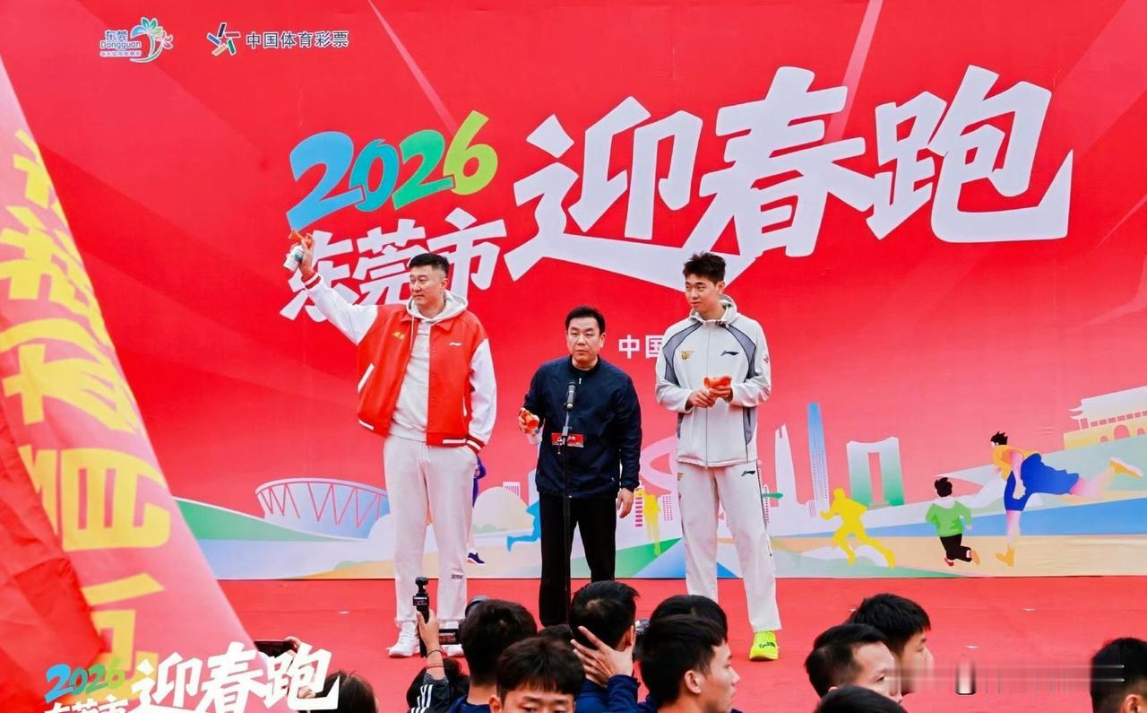 杜锋杜书记又出来参加活动啦，只不过这次杜锋带的人不是徐杰，也不是胡明轩，这次带的