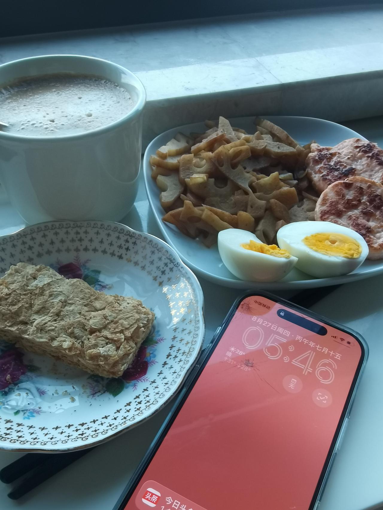 今天早餐：三文鱼饼、醋溜莲藕、鸡蛋、牛奶咖啡、燕麦块。又是认真对待自己的一天。