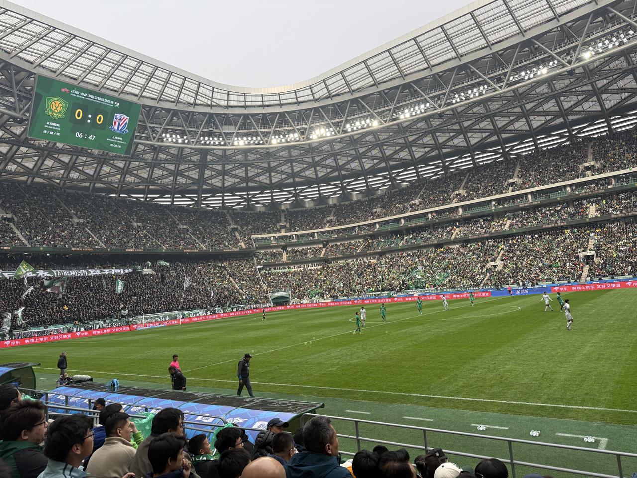 这两年的京沪大战，国安赚大了！
上赛季京沪大战是62291人，这个赛季的京沪大战