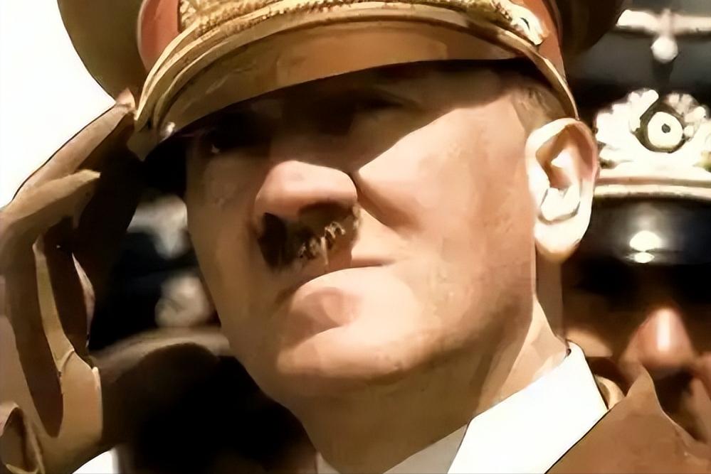 很多人注意到希特勒手下有无数元帅、将军，封赏如同发糖豆。但他自己呢？从头到尾，他