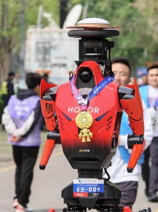 荣耀机器人“闪电”以48分19秒的净成绩，首次亮相即夺冠，较人类半马世界纪录57