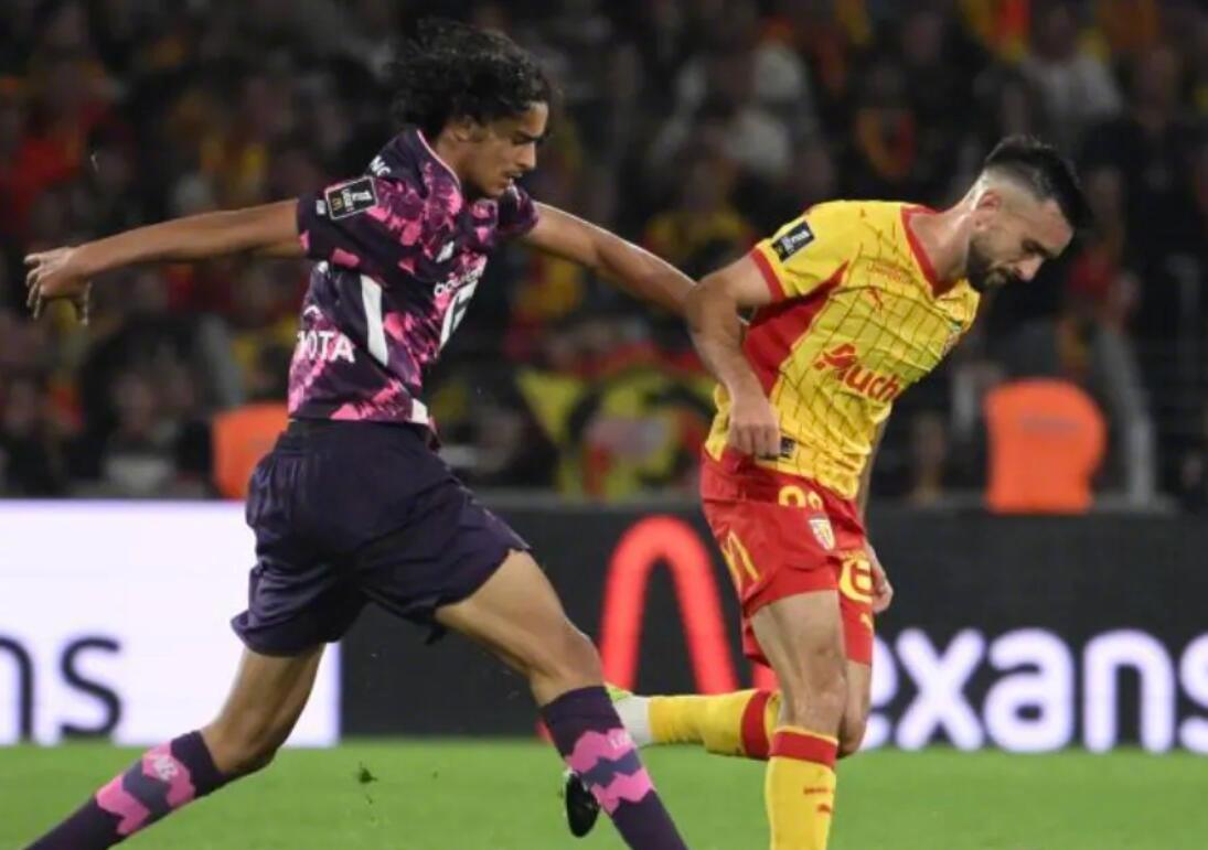 在德比战中以0-3惨败给里尔后，朗斯俱乐部宣布一名球迷在前往比赛的大巴上突发心脏