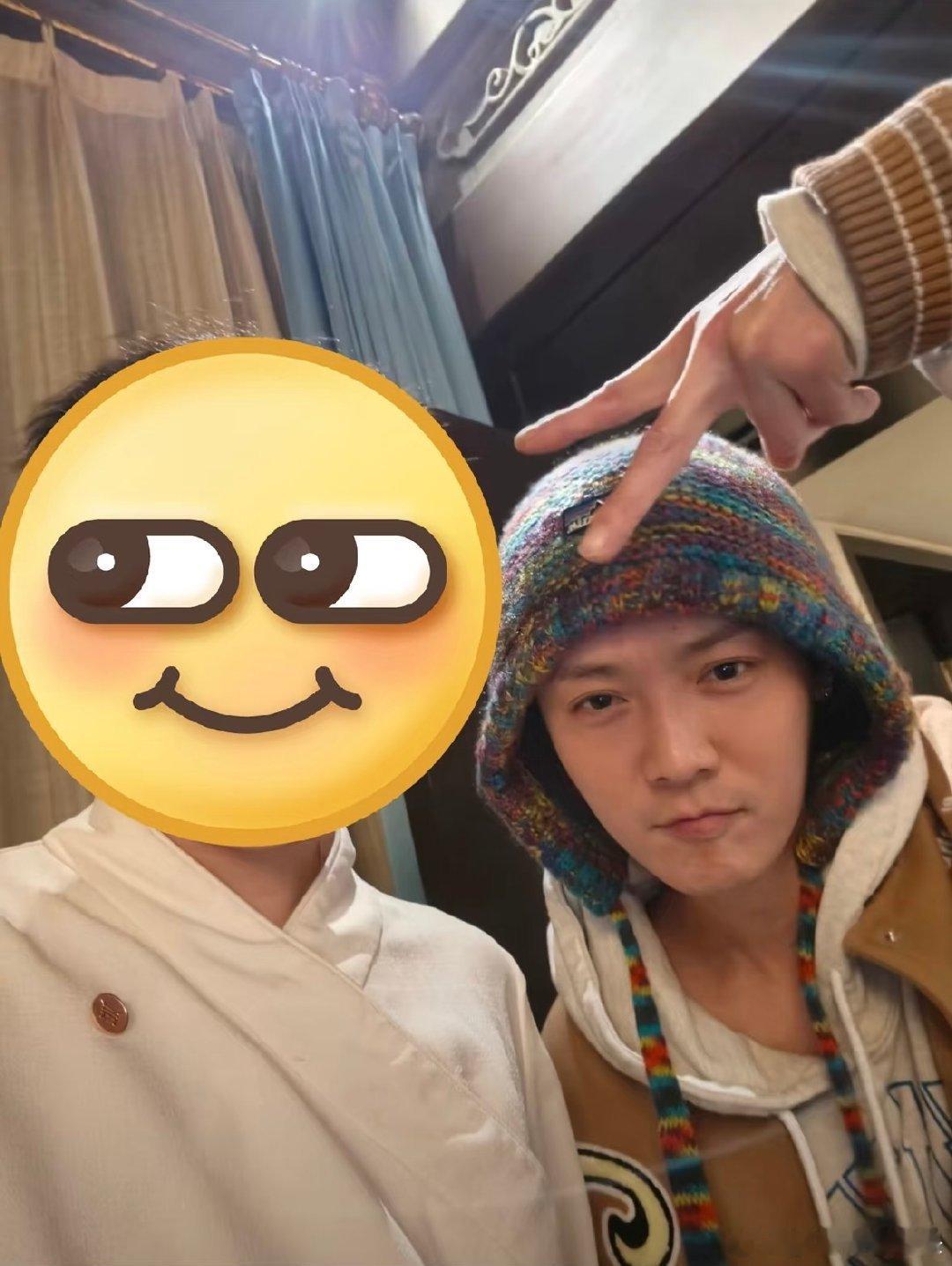 鹿晗最新素颜照网友偶遇鹿晗合影 网友分享最新偶遇鹿晗合照，鹿晗戴着彩色毛线帽纯素