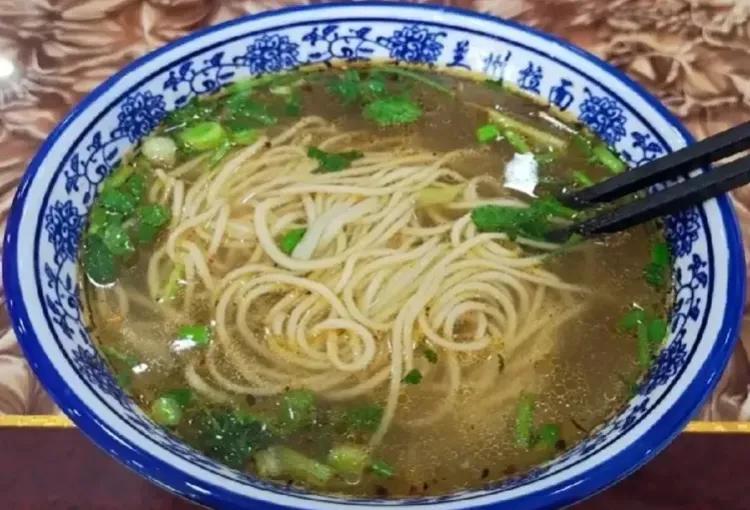 东营生意最好的面馆是兰州牛肉拉面馆。


兰州牛肉面份量少，两三片牛肉比纸还薄，