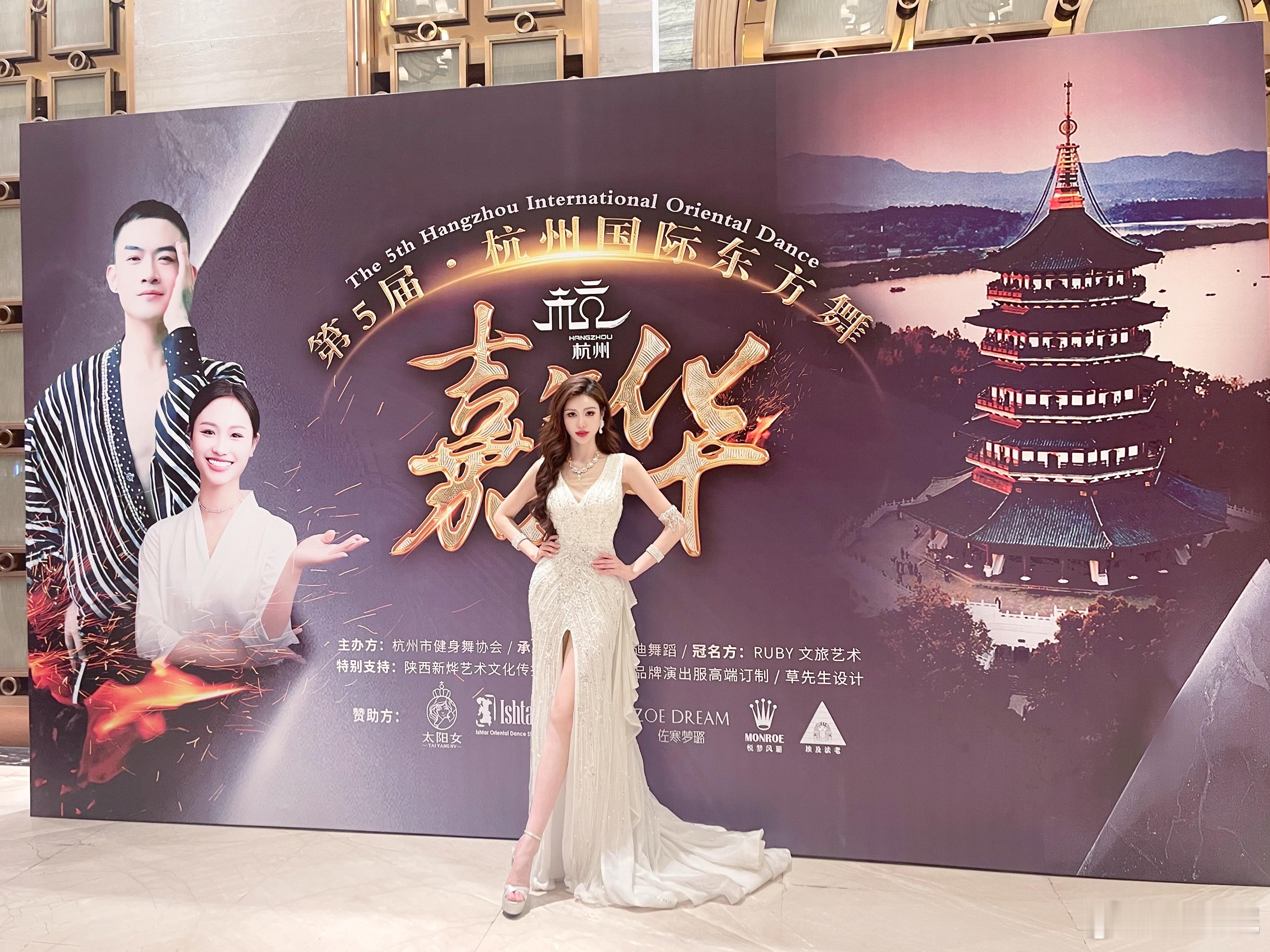 等我空下来慢慢发这次国际舞蹈节，举办的相当成功[good]一流的评委团队[goo