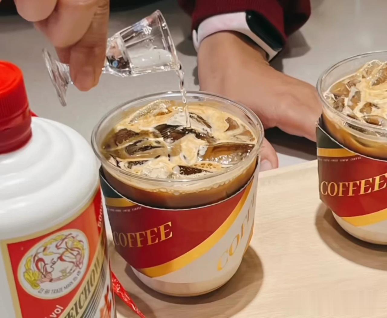 茅台冰激凌一支卖19，应该不会赔钱。茅台联名瑞幸咖啡，会不会赔钱？简单算一下。
