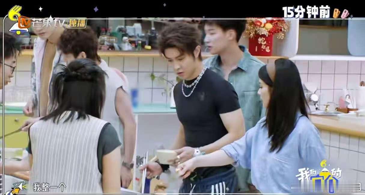 马伯骞说也说了吃也吃了我们的宿舍哇塞塞！马伯骞在身材管理要减脂，在节目里却尽情享