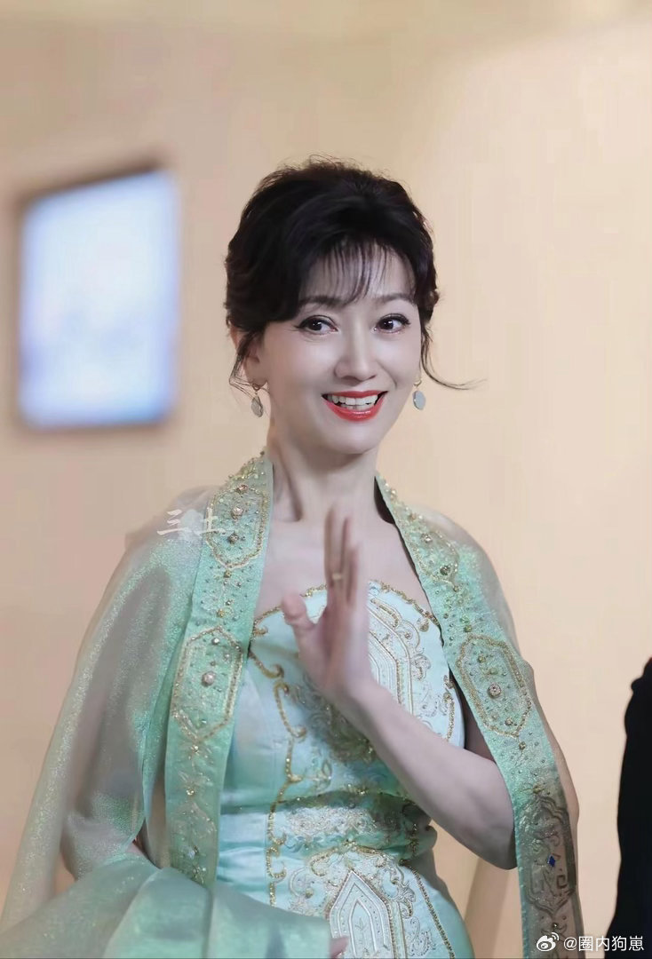 赵雅芝这才是真正的美貌暴击！岁月不败美人，优雅到骨子里，一出场就惊艳全场。 