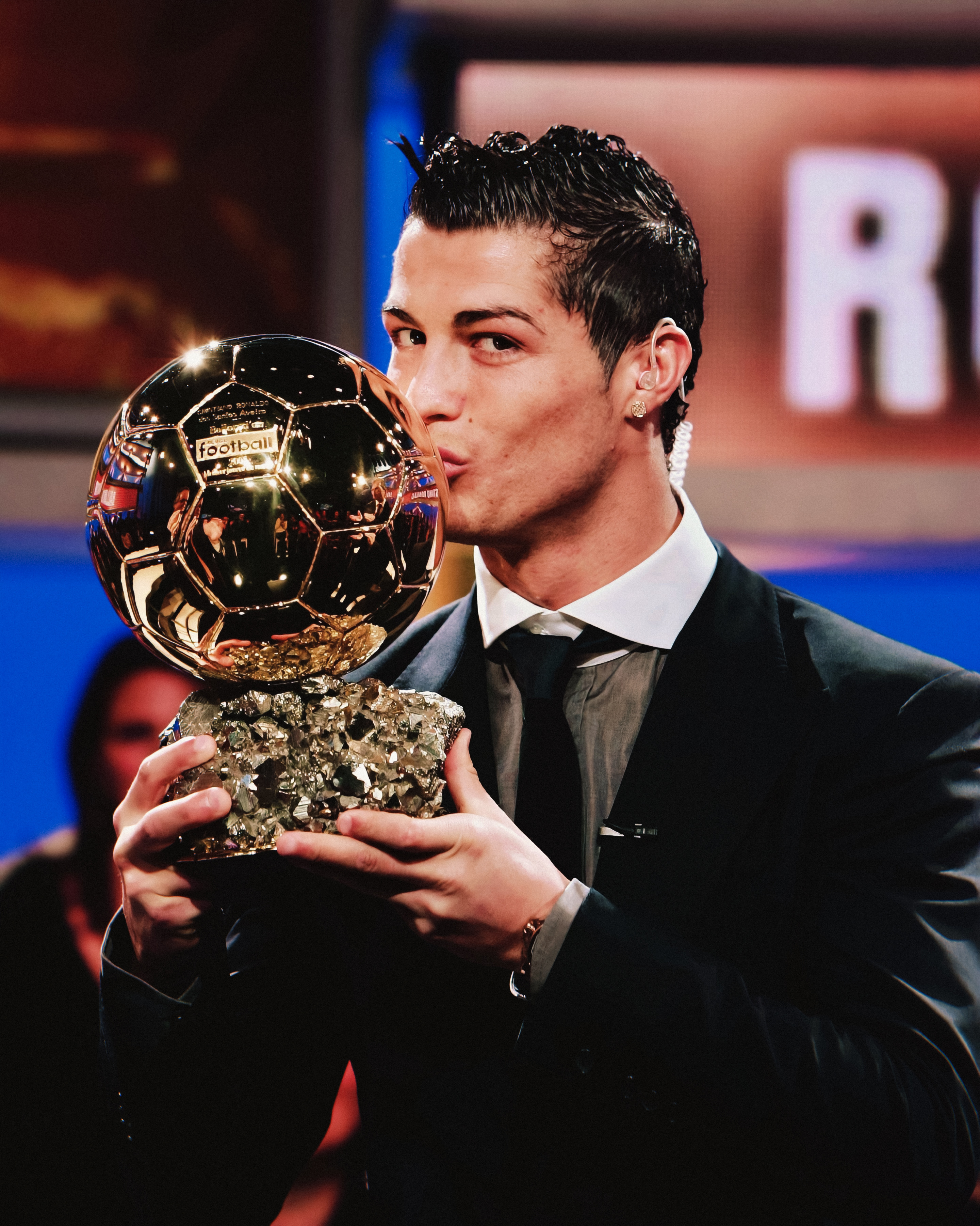 C罗首获金球奖17周年 🛑 17年前的今天，2008年12月2日，克里斯蒂亚诺