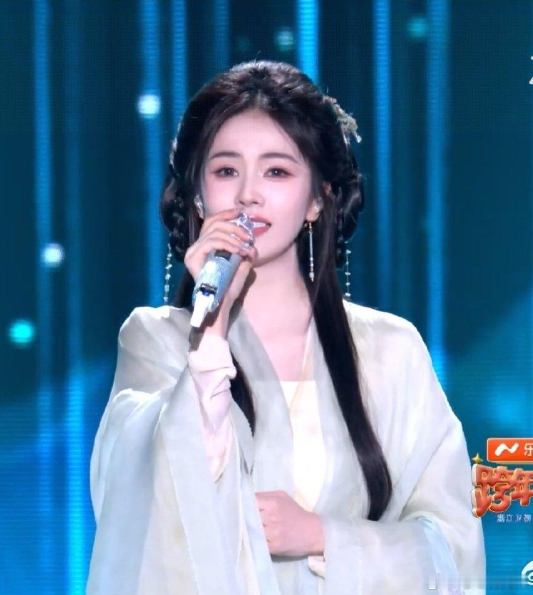 跨年晚会节目单啊啊啊啊啊，白鹿今晚的舞台仙到我晕厥，太太太太好看了吧！！！！！！