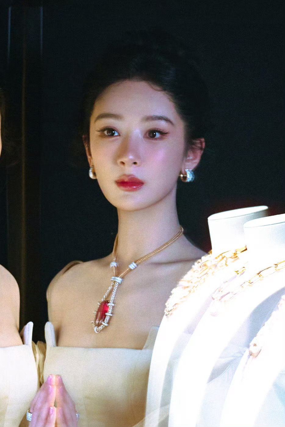 杨紫  yz杨紫董竹君 yz杨紫玉兰花开君再来 在平淡的日子里，贪恋世间烟火，过