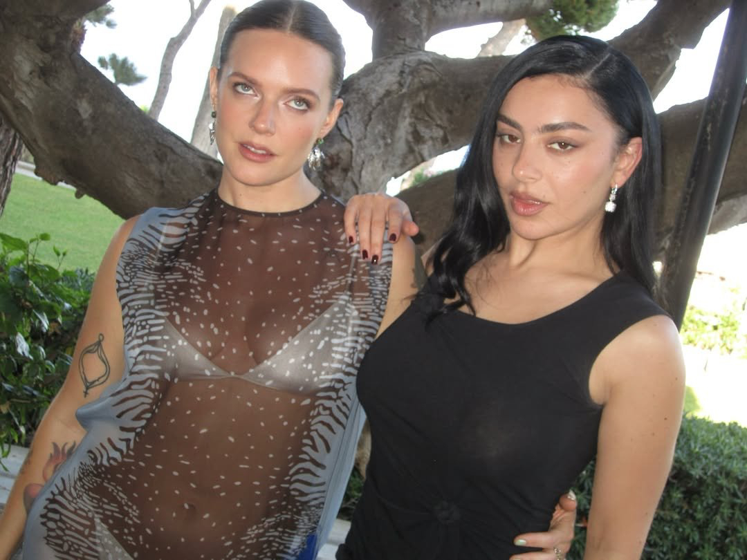 Tove Lo 在意大利西西里岛 Dua Lipa 婚礼周末期间，晒出与 Cha
