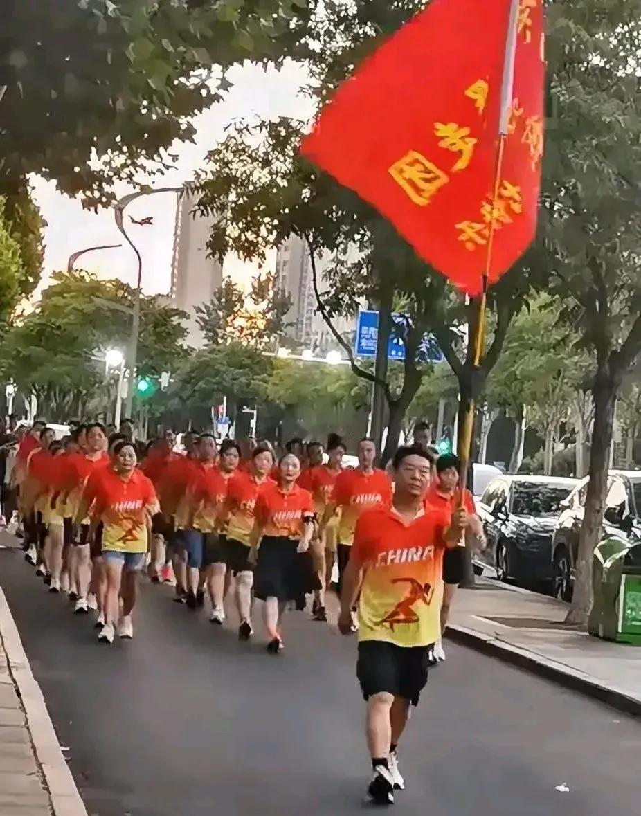 暴走团内部细节曝光（据某暴走团团长透露）：
（1）规模：当前各地的暴走团，一般分