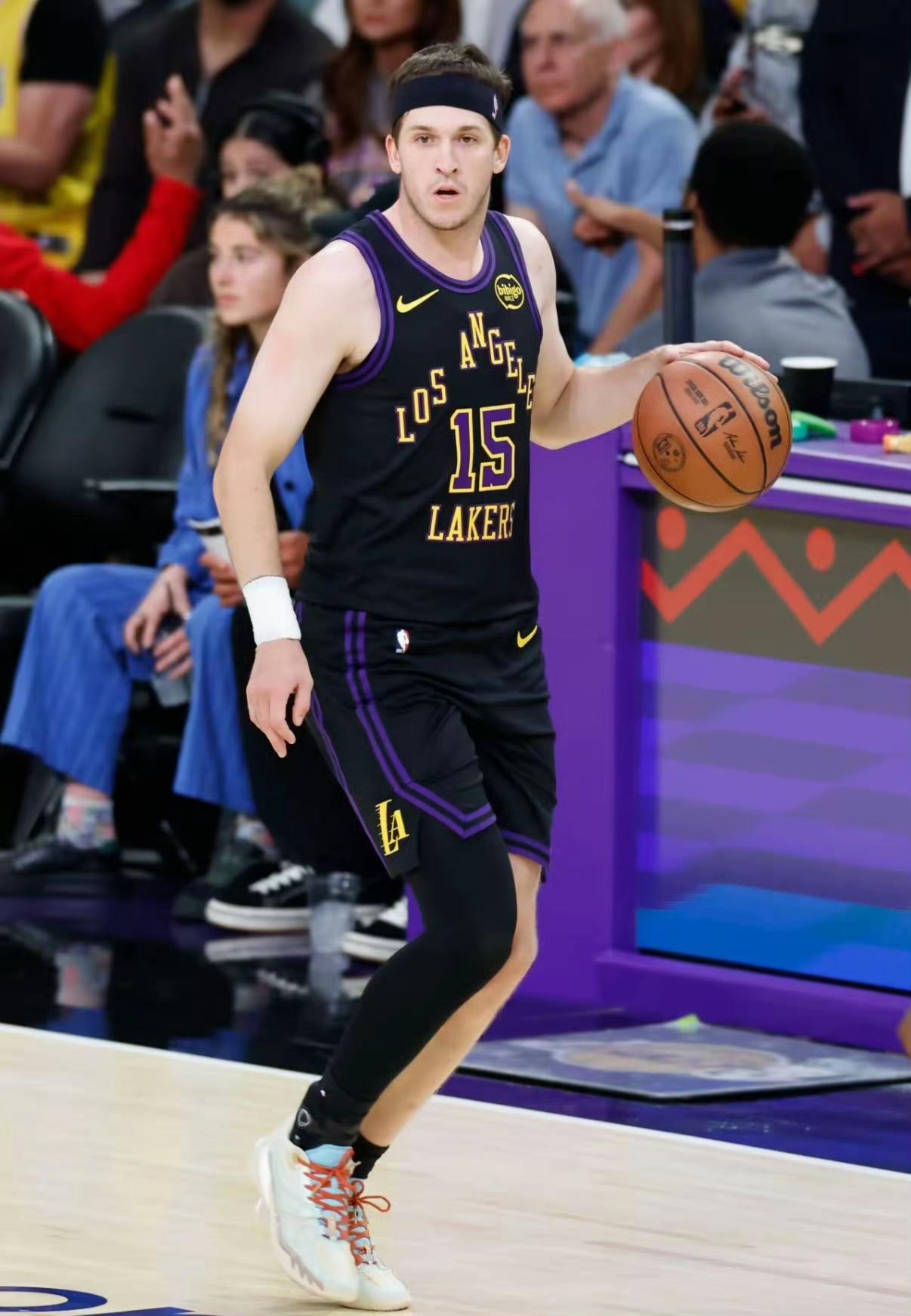 雷迪克这是把里夫斯当生产队的驴来用吧？感觉小里要翻白眼了。
看看马刺那替补，好几