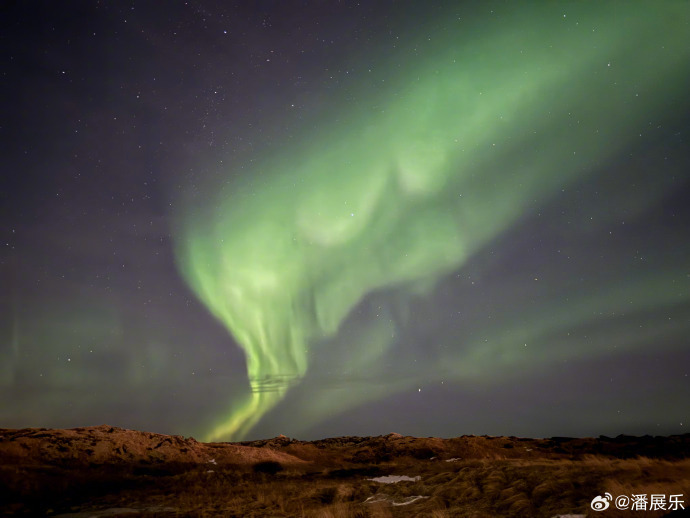 潘展乐追光成功 发博更新旅行明信片，晒出九宫格的追光之旅，还和极光同框合照，并配