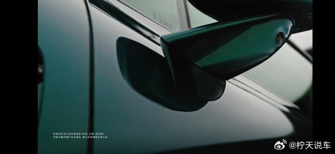 智界汽车，惊艳登场！全新R7与S7改款车型首发“极光绿”车色，三重珠光粒子随光线