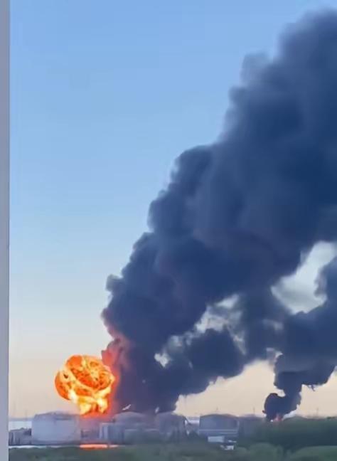 太狠了！乌克兰部队首次在前线直接接收并使用非机密商业卫星图像用于作战，据说能把定