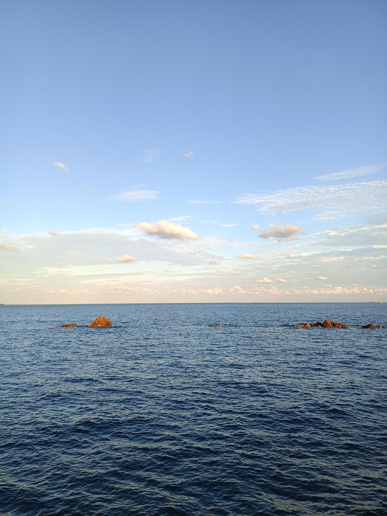 “天有多蓝海有多碧”，很有道理，阴云密布的时候海也是灰蒙蒙的。

常常站在海边远