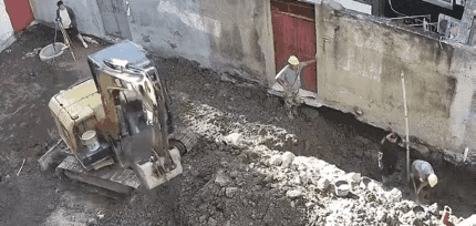 参与干活的这些人，包括指挥干活的这些人，没有一个明白人，全是一些大糊涂，否则的话