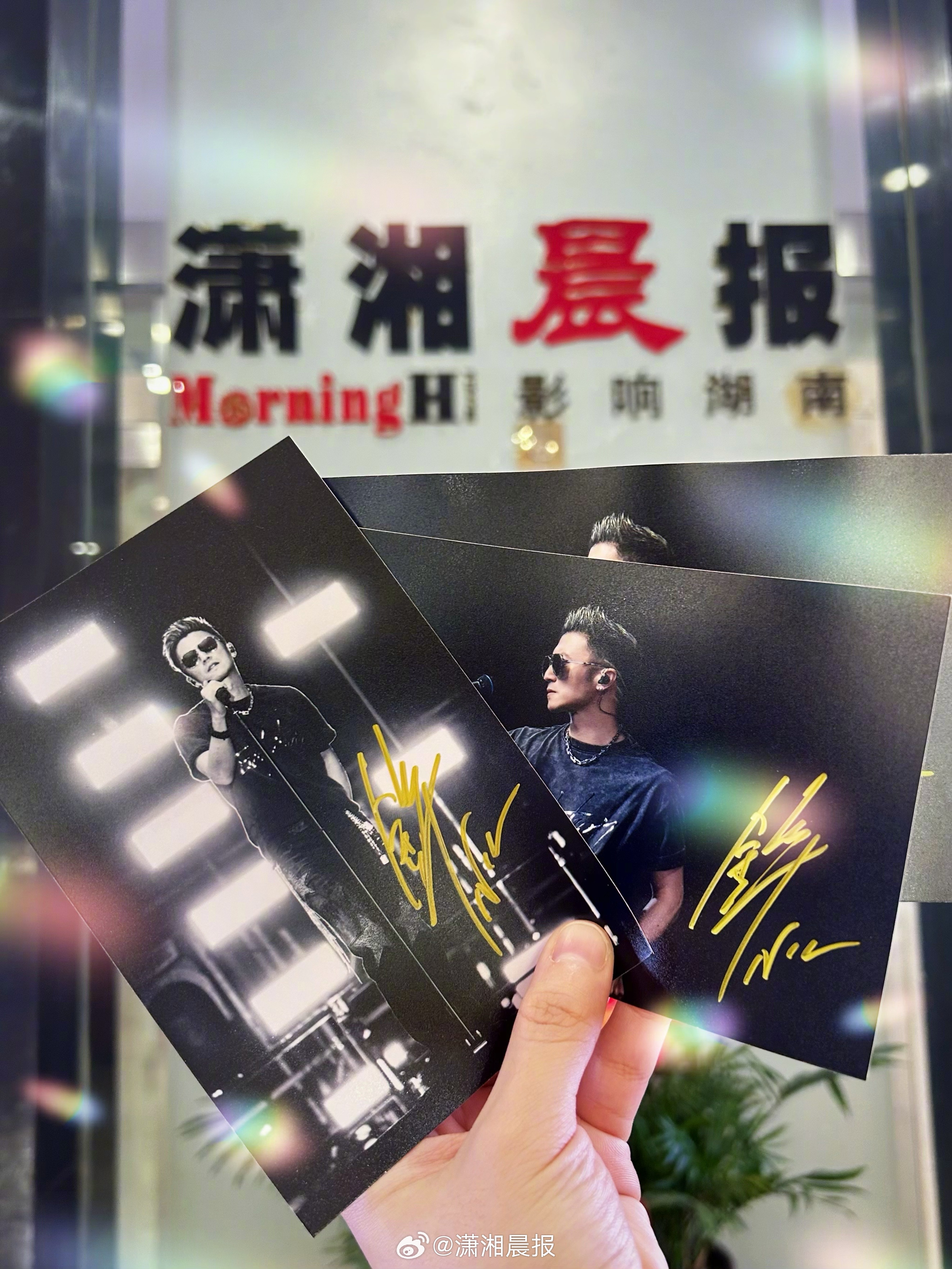 #谢霆锋进化演唱会# 谢霆锋签名照来啦！【抽奖条件】关注➕转赞评⏰【抽奖时间】4