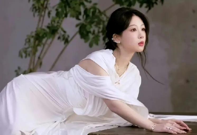 呆滞的眼神、僵硬的身体、壮硕的曲线
一看就很廉价的戒指配上短粗的手指
杨紫这张封