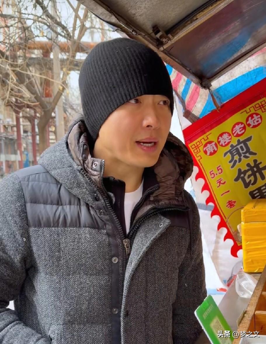 高云翔这是改行了，去学摊煎饼了，这下小酒窝不用出去买了啊，哈哈，她爹真是太逗了，