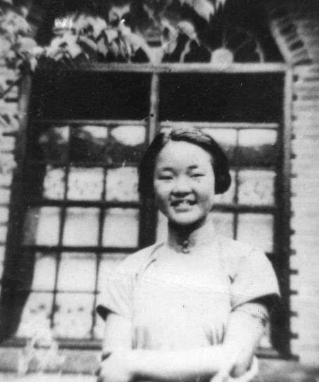 1945年，女囚张露萍被监狱长单独带到办公室，监狱长色眯眯地逼近她，伸手要解她衣